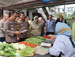 Pastikan Kestabilan Harga Bahan Pokok, Kapolres Batu dan Diskoperindag Lakukan Sidak di Pasar Induk Among Tani