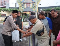Semangat Berbagi di Bulan Ramadan, Sat Reskrim Polres Batu Bagikan Takjil ke Supeltas dan Sopir Truk Pasir