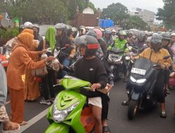 Bersama Elemen Masyarakat Kota Batu, SMSI Malang Raya Bagikan Ribuan Takjil