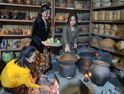 Keseruan Riyoyo Kupatan di Kampung Budaya Polowijen, Diajarkan Membuat Ketupat Hingga Masak di Pawon