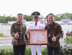 Wali Kota Batu Terima Piagam Penghargaan Atas Prestasi Pemerintahan Daerah dengan Status Kinerja Tinggi