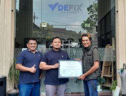 Jadi Bukti Karya Arek Malang Bisa Tembus Pasar Global, CEO Defix Garment Terima SMSI Malang Raya Award 2025