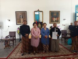 Atas Peran Aktif Dalam Pelestarian Budaya Jawa. Sam Tito Terima Gelar Kanjeng Raden Arya