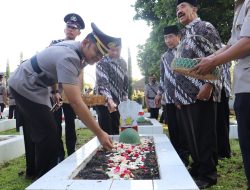 Polres Batu Gelar Upacara Ziarah dan Tabur Bunga di TMP Batu dalam rangka Hari Bhayangkara ke 79