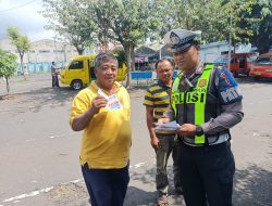 Operasi Patuh Semeru 2025, Satlantas Polres Batu Edukasi ke Pengemudi Angkot di Terminal Batu