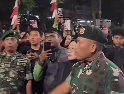 Temui Demonstran di Depan Mapolresta Malang, Pangdivif 2 Kostrad: TNI Hadir untuk Memastikan Semua Pihak Merasa Aman