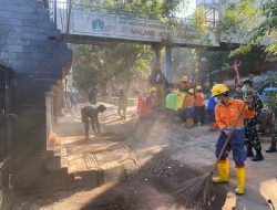 Pasca Unjuk Rasa di Depan Mapolresta Malang, Prajurit TNI Divif 2 Kostrad dan Warga Bersihkan Sampah