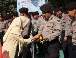 Simbol Kepedulian Masyarakat Untuk Kepolisian, MAN Kota Batu Berikan Bunga dan Jeruk ke Polres Batu