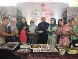Puncak 2nd Dekranasda – Fest 2025,2 Bupati Malang berama Umik Anis Zaidah dan Mama Lela Kenalkan Nasi Goreng Kecombrang