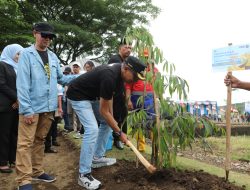 Peringati Hari Pahlawan, Walikota Wahyu Turun dalam Aksi Tanam 1000 Pohon Durian
