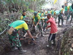 Prajurit TNI Membuka Kembali Akses Jalan Yang Terputus Akibat Erupsi Semeru
