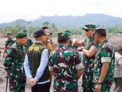 Panglima Divif 2 Kostrad bersama Pangdam V/Brw Tinjau Langsung Lokasi Terdampak Erupsi Semeru
