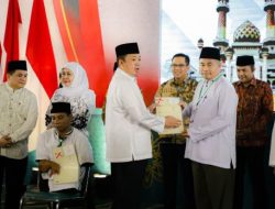 Menteri ATR/BPN Nusron Wahid Serahkan 2.532 Sertifikat Tanah Wakaf dan Tempat Ibadah di Jatim