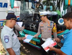 Pastikan Keselamatan Wisatawan Nataru, Satlantas Polres Batu Gelar Sidak Kelaikan Bus di Jatim Park 1