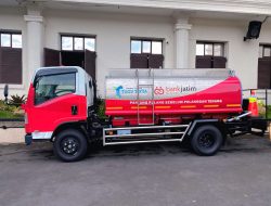 Dukung Pelayanan Air Minum, Bank Jatim Serahkan CSR Truk Tangki Kepada Perumda Tugu Tirta