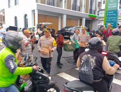 Kapolres Batu Turun ke Jalan Bagikan Ratusan Takjil ke Para Pengendara