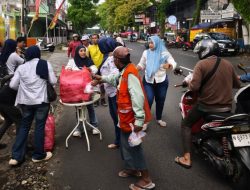 Hujan Tak Halangi PAMDI Malang Raya Berbagi Takjil Ramadan di Jalan Trunojoyo