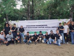 Grand Mercure Malang Mirama Tanam Mangrove di Pantai Tamban Malang Selatan