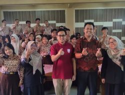 Praktisi Media Dorong Siswa SMK Antartika 2 Sidoarjo Kuasai Riset Pasar dan AI untuk Bangun Bisnis